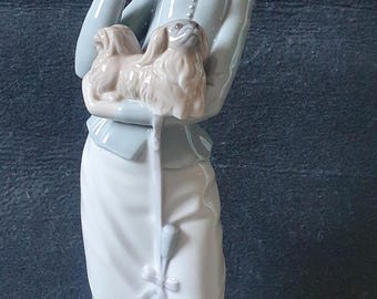 Figura de porcelana Lladró “Paseo con el perro” / Acabado brillante / Escultura vintage de colección de José Roig / España, década de 1980