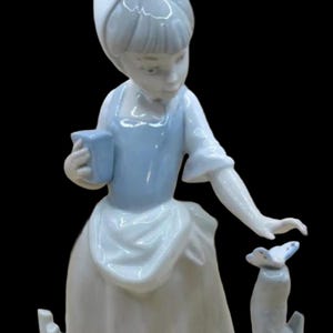 Nao By Lladro 00181 &#39;Girl With Butterfly&#39; Vintage 1992. Excellent Condition, Large Figurine Vintage Miniature Porcelain Home Decor