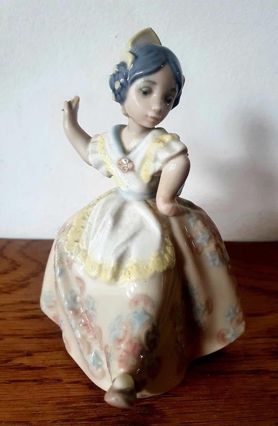 リアドロ ドレス レディ フィギュア 1個