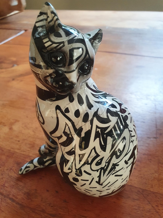 Graffiti Cat Figurine Resin Art Statue Black and White Hand Painted Modern Pop Art Cat Lover Gift Office Desk Decor Abst