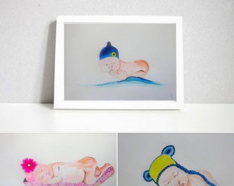 Puede incluir: Tres acuarelas de bebés con sombreros. La primera pintura muestra un bebé con un sombrero azul con un círculo amarillo en la parte superior. La segunda pintura muestra un bebé con una flor rosa en la cabeza. La tercera pintura muestra un bebé con un sombrero amarillo con orejas de oso y trenzas azules.