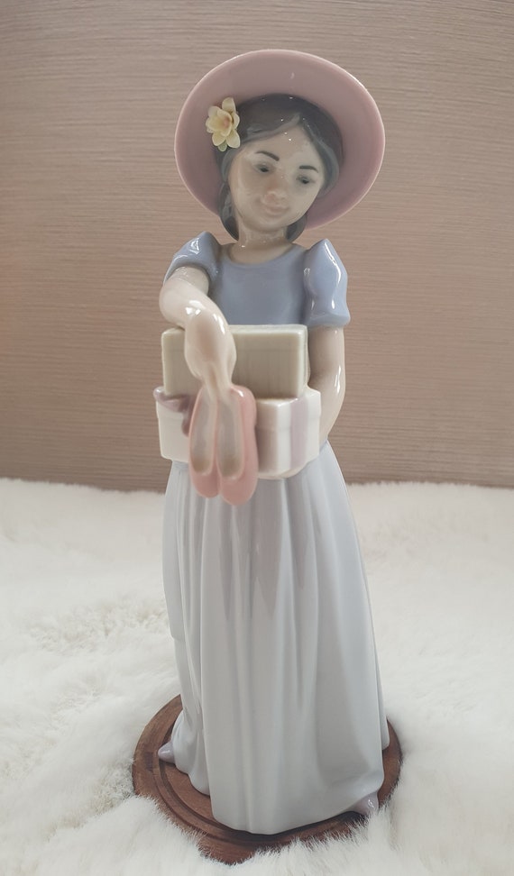 ヴィンテージ リヤドロ フィギュア 6487 箱と靴を前に持つ女の子 磁器