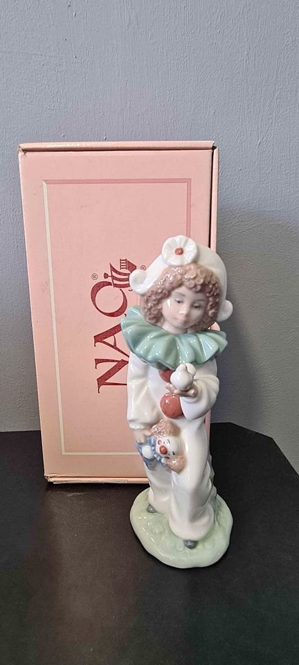Lladro #1100 Figurine NAO Porcelain Clown With Bird in Hand