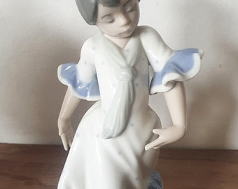 Lladro Juanita Flamenco Dancer, 1990 - Vintage Porcelain Collectible with Elegant Spanish Flair for Your Collection Spanish Artistry Gifts