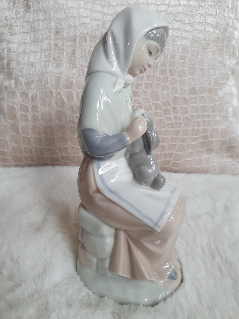 Vintage NAO Lladro Figurine Girl With Rabbit 522G Figurine Excellent