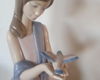 NAO de Lladró - 1317 La Dama del Gorrión. Figura de porcelana vintage, hecha a mano, escultura de arte español coleccionable, objeto de arte para repisa de chimenea.