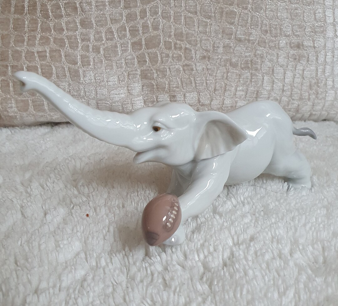 Lladro Figurines 8394 Elephant Touchdown Sculpture Handmade Fine Art
