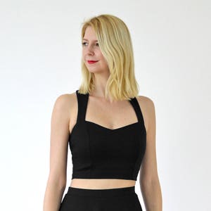 STRAPPY CROP TOP / Sweetheart Neck Black Crop Top. 30s 40s Vintage Style Summer Top. Camiseta Bralet Top ajustada con correas traseras cruzadas imagen 1