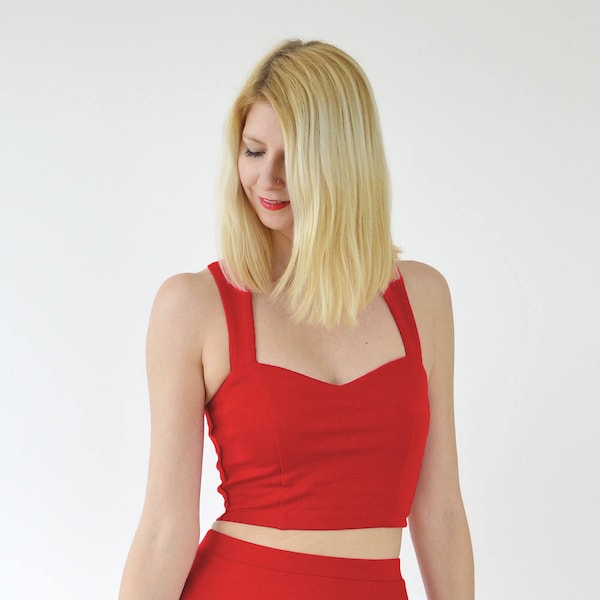 CROP TOP STRAPPY | Crop Top d’été rouge femme. Rouge Stretch Jersey Bralet Top. Vintage Style Fitted Jersey Top avec sangles transversales