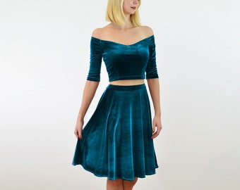 COCO | 2-teiliges Samtkleid Outfit. Off Shoulder Crop Top mit Velour Skater Rock. Weihnachtsparty Kleid in Teal Blau