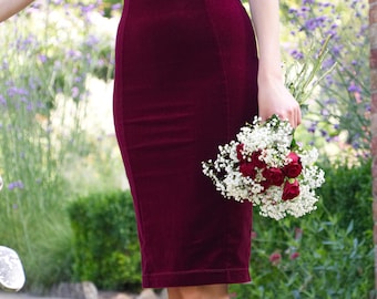 JUPE CRAYON | Jupe crayon occasion taille haute. Jupe en velours rouge. Mariage de Bourgogne. Jupe de mariage de mariée ou de demoiselle d’honneur. Tenue d’invité de mariage