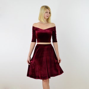 COCO 2-teiliges Stretch Samt Kleid Outfit. Off Shoulder Crop Top mit Plüsch Skater Rock Velour Weihnachts party Kleid in Rot Bild 1