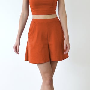 SHORT TAILLE HAUTE | Jupe-culotte courte taille haute de style nautique en orange brûlé. Short d&#39;été orange pour femme avec poches. Jupe-short évasée