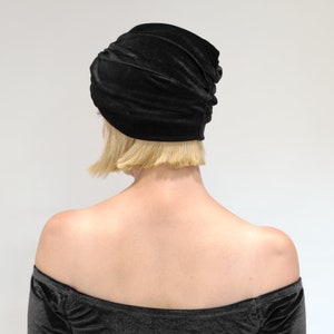 LOLA Chapeau style turban en velours noir. Chapeau cloche plissé de style vintage. Coiffe de soirée à nœud torsadé. Cadeau de Noël de couvre-chef de luxe pour elle image 2