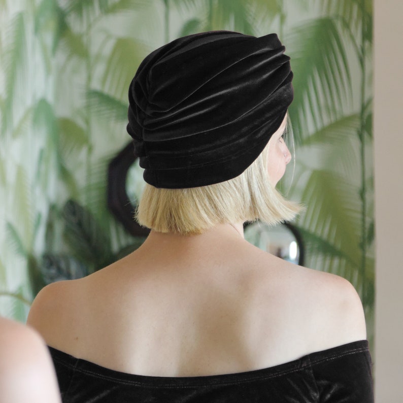 LOLA Chapeau style turban en velours noir. Chapeau cloche plissé de style vintage. Coiffe de soirée à nœud torsadé. Cadeau de Noël de couvre-chef de luxe pour elle image 8