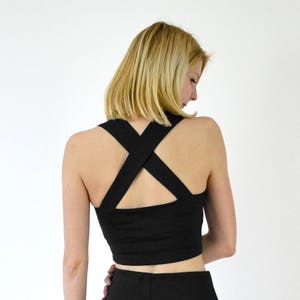 STRAPPY CROP TOP / Sweetheart Neck Black Crop Top. 30s 40s Vintage Style Summer Top. Camiseta Bralet Top ajustada con correas traseras cruzadas imagen 2