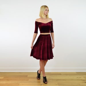 COCO 2-teiliges Stretch Samt Kleid Outfit. Off Shoulder Crop Top mit Plüsch Skater Rock Velour Weihnachts party Kleid in Rot Bild 6