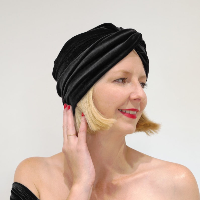 LOLA Chapeau style turban en velours noir. Chapeau cloche plissé de style vintage. Coiffe de soirée à nœud torsadé. Cadeau de Noël de couvre-chef de luxe pour elle image 1