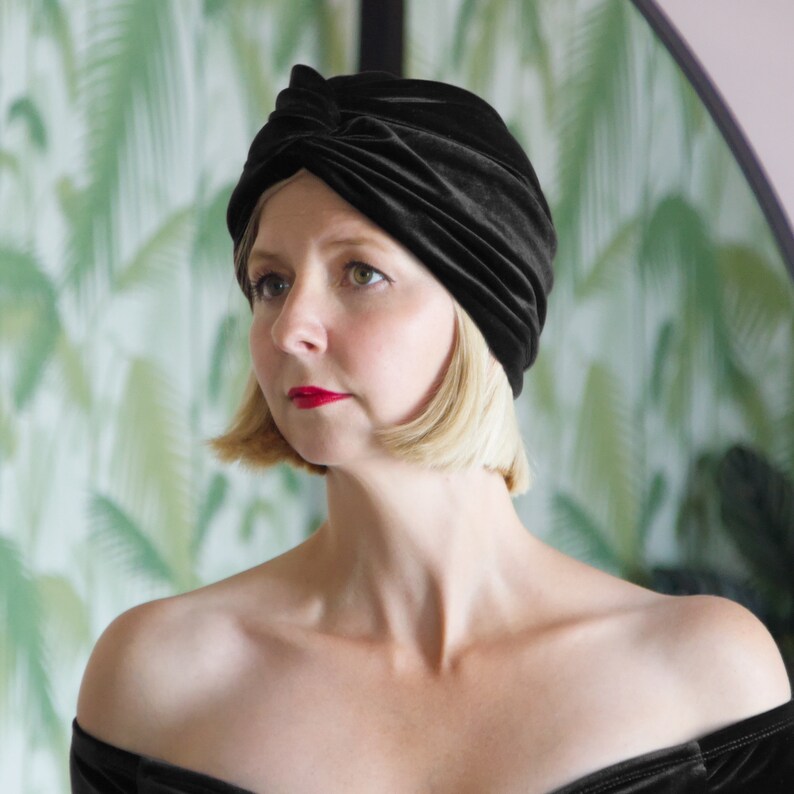 LOLA Chapeau style turban en velours noir. Chapeau cloche plissé de style vintage. Coiffe de soirée à nœud torsadé. Cadeau de Noël de couvre-chef de luxe pour elle image 7