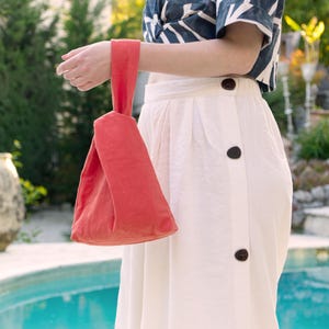 KNOTENTASCHE | Handgemachte Japanische Handgelenktasche aus Baumwolle in Coral Orange. Strukturierte lässige Baumwolltasche. Kleines Sommer-Accessoire im Vintage-Stil. Geschenk für Sie