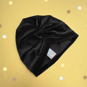 LOLA Chapeau style turban en velours noir. Chapeau cloche plissé de style vintage. Coiffe de soirée à nœud torsadé. Cadeau de Noël de couvre-chef de luxe pour elle image 4