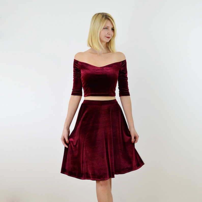 COCO 2-teiliges Stretch Samt Kleid Outfit. Off Shoulder Crop Top mit Plüsch Skater Rock Velour Weihnachts party Kleid in Rot Bild 1