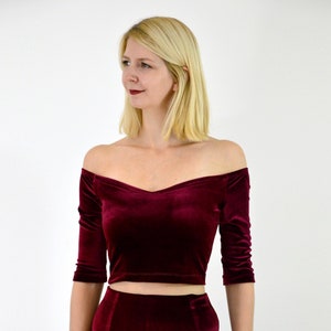 COCO 2-teiliges Stretch Samt Kleid Outfit. Off Shoulder Crop Top mit Plüsch Skater Rock Velour Weihnachts party Kleid in Rot Bild 3