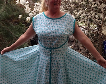 Robe portefeuille pour femmes des années 1950 « Walk Away Dress » Veuillez choisir le tissu dans la liste de mes photos, poitrine maximale de 44 po, taille 37 po. hanches 46 po.