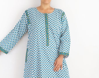 Weiß und Blau geblümtes Damen Lounge-Kleid mit Reißverschluss vorne, Taschen, langen Ärmeln und Knöchellänge aus atmungsaktiver indischer mittelschwerer Baumwolle
