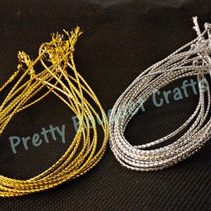 Metaliczne złote i srebrne zawieszki z pętelkami – gotowe do zawiązania