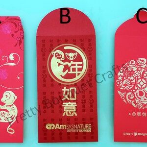 Op de afbeelding: Drie rode Chinese nieuwjaars enveloppen met gouden accenten. De eerste envelop heeft een aap die een perzik vasthoudt en een bloemenontwerp. De tweede envelop heeft een gouden cirkel met een aap en de Chinese karakters voor "Jaar" en "Geluk". De derde envelop heeft een gouden cirkel met een bloemenontwerp en de tekst "Gouden Aap Lente".