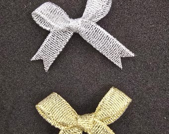 Lazos de cinta metálica preatados: Grosgrain dorado o plateado, 2" (100/200 piezas)