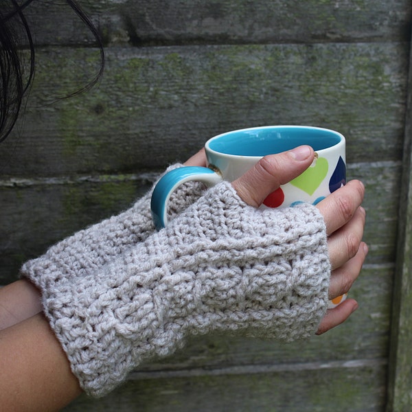 Grey wrist warmers in cable pattern / silver wristwarmers / grey fingerless gloves /