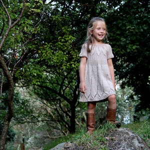 Robe pull ample - Tricots pour petite fille - Tricots pour bébé fille - taupe - robe ivoire pour bébé fille - robe en coton - tricotée à la main sur commande