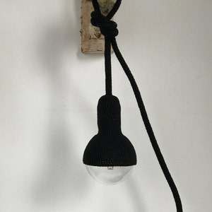 Lampe plug in crocheted handmade pendant lamp in black imagem 2