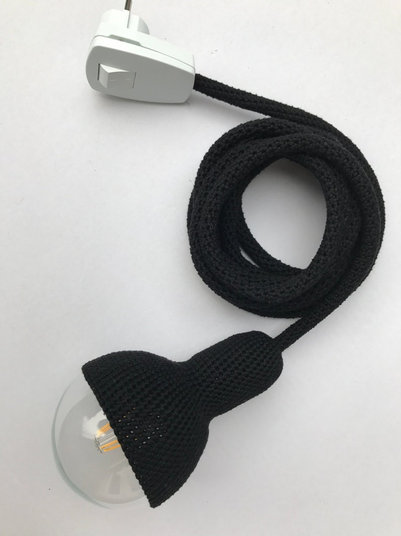 Lampe plug in crocheted handmade pendant lamp in black imagem 3