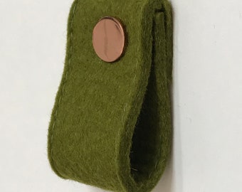 Loop doorhandle | handmade felt doorknob in mos green