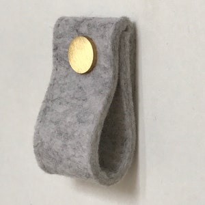 Loop doorhandle handmade felt doorknob in light grey image 2