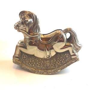 Tirelire cheval à bascule par Elegance Argent, tirelire en métal argenté, cadeau de baptême