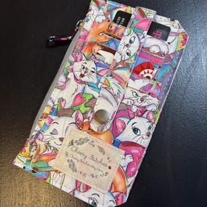 Carteira de gato feita à mão – Aristocats - carteira de vinil inspirada – porta-dinheiro, moedas e cartões feito à mão com bolso com zíper