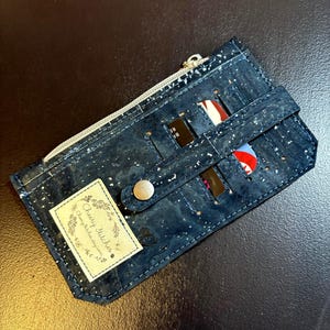 Portafoglio in sughero blu navy fatto a mano - Porta carte sottile in pelle vegana con tasca con cerniera e cinturino a scatto / Portafoglio ecologico per donna o uomo