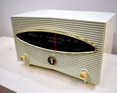 Moon Base White 1956 Zenith Model A615F Vacuum Tube AM Radio Sputnik Period Headturner