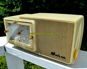 PALACE Ivory and Gold Mid Century Retro Jetsons 1959 Bulova Model 100 Tube AM Clock Radio Excellent Condition