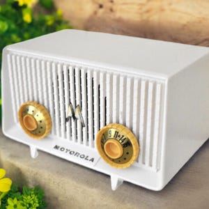 Glacier White 1956 Motorola Model MK-56R Vacuum Tube AM Radio Great Sounding Excellent Shape!