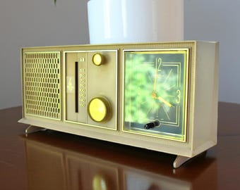 Beige Pink 1963 Emerson Model G-1710 AM Vacuum Tube Alarm Clock Radio Sounds Great! Nice Color!