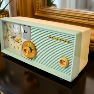 Cool Mint Green 1957 Motorola Model 5C15GW Vacuum Tube AM Clock Radio Rare Color Sounds Wonderful!