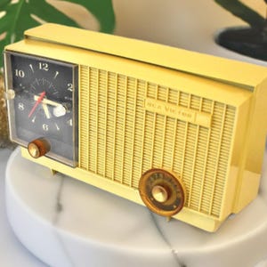 Harvest Gold 1962 RCA Victor Model 3-RD-37 AM Vacuum Tube Alarm Clock Radio Excellent Condition Sounds Terrtific!