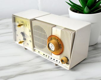 Linen Ivory 1961 Motorola C18W Vacuum Tube AM Alarm Clock Radio Excellent Condition and Sounds Fantastic!