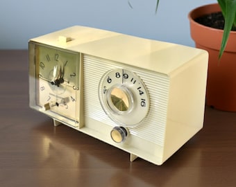 Beige Ivory Vintage 1964 General Electric Model C-403B AM Vacuum Tube Clock Radio Sounds Great!