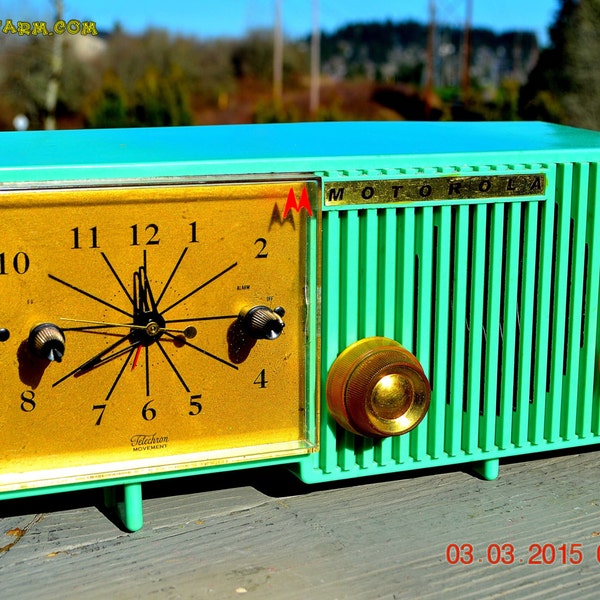 BEAUTIFUL Sea Green Retro Jetsons 1956 Motorola 56CS Tube AM Clock Radio Works!